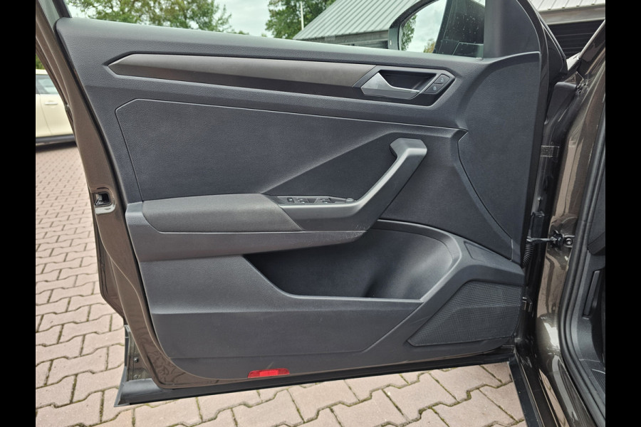 Volkswagen T-Roc 1.5 TSI DSG Style | LED | Stoel & stuurverwarming | ACC | Keyless | App-connect | Navi |