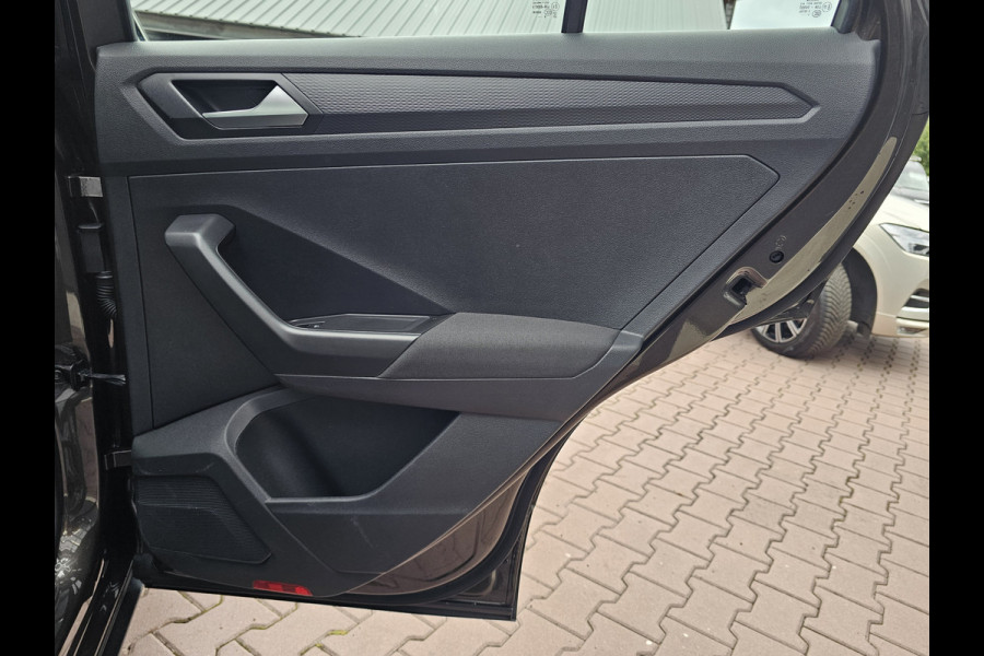 Volkswagen T-Roc 1.5 TSI DSG Style | LED | Stoel & stuurverwarming | ACC | Keyless | App-connect | Navi |