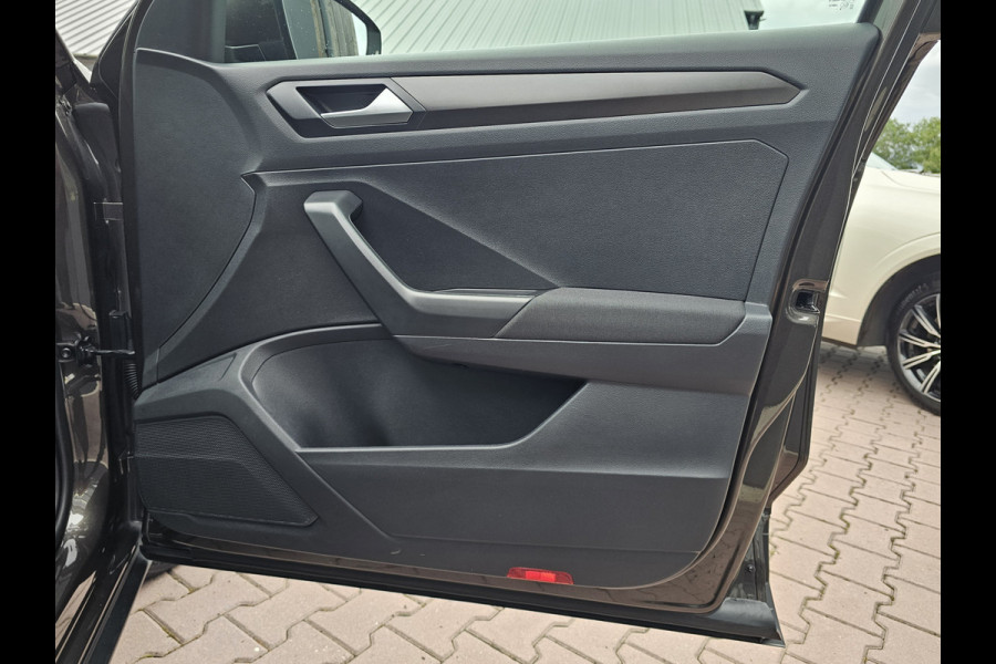 Volkswagen T-Roc 1.5 TSI DSG Style | LED | Stoel & stuurverwarming | ACC | Keyless | App-connect | Navi |