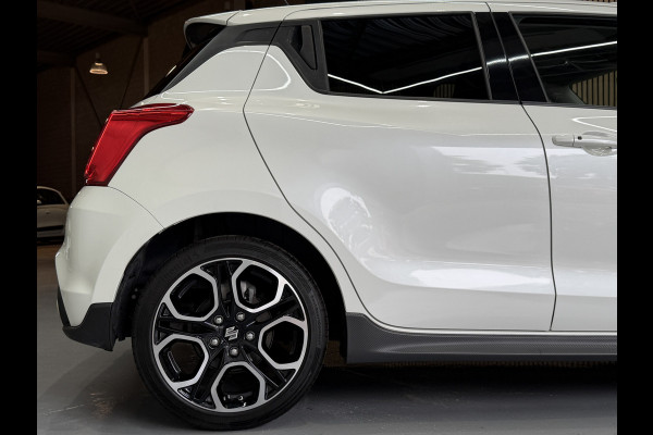 Suzuki Swift 1.4 Sport Smart Hybrid Navi | 17" | Carplay | Camera | Stoelverwarming | ACC | Dodehoek | 100% Elk jaar Suzuki Dealer onderhouden!