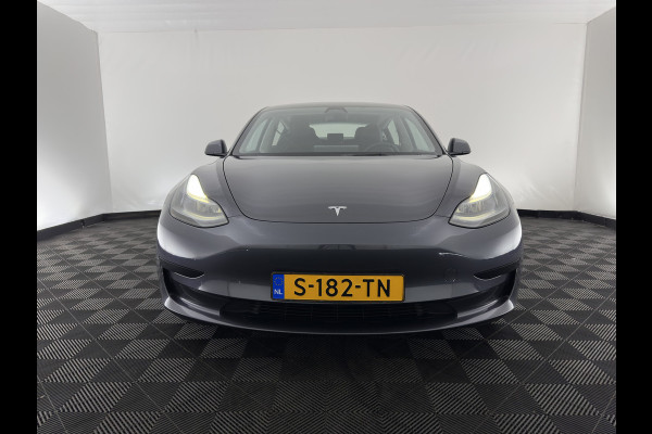 Tesla Model 3 RWD 60 kWh [3-Fase-11kW] {SoH-88%} (INCL-BTW) Aut. *PANO | AUTOPILOT | LEATHER | KEYLESS | FULL-LED | MEMORY-PACK | TOPVIEW | DAB | CARPLAY | DIGI-COCKPIT | LANE-ASSIST | HEATED-COMFORTSEATS | 18"ALU*