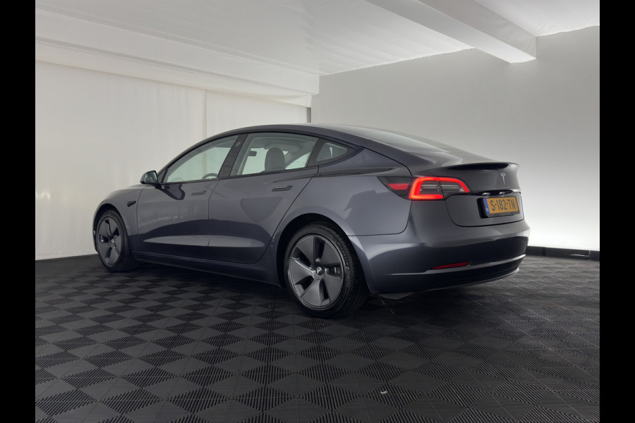Tesla Model 3 RWD 60 kWh [3-Fase-11kW] {SoH-88%} (INCL-BTW) Aut. *PANO | AUTOPILOT | LEATHER | KEYLESS | FULL-LED | MEMORY-PACK | TOPVIEW | DAB | CARPLAY | DIGI-COCKPIT | LANE-ASSIST | HEATED-COMFORTSEATS | 18"ALU*