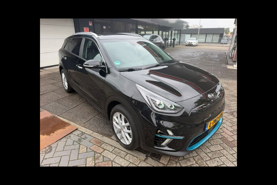 Kia e-Niro DynamicPlusLine 64 kWh AIRCO I NAV I LEDER INERIEUR I OPEN DAK I 1e EIGENAAR I COMPLETE ONDERHOUDSHISTORIE I SOH 95,3% MET 12 MAANDEN ALL-IN GARANTIE