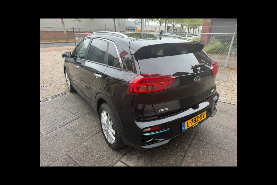 Kia e-Niro DynamicPlusLine 64 kWh AIRCO I NAV I LEDER INERIEUR I OPEN DAK I 1e EIGENAAR I COMPLETE ONDERHOUDSHISTORIE I SOH 95,3% MET 12 MAANDEN ALL-IN GARANTIE