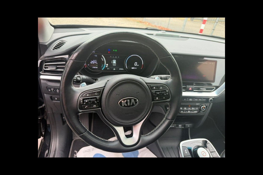Kia e-Niro DynamicPlusLine 64 kWh AIRCO I NAV I LEDER INERIEUR I OPEN DAK I 1e EIGENAAR I COMPLETE ONDERHOUDSHISTORIE I SOH 95,3% MET 12 MAANDEN ALL-IN GARANTIE