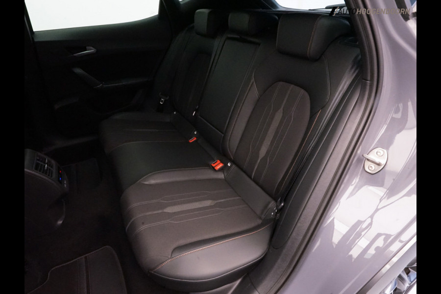 CUPRA Formentor 1.4 e-Hybrid VZ Performance 245pk (APPLE CARPLAY,PANORAMADAK,SFEERVERLICHTING,STUUR-STOELVERWARMING,TREKHAAK)