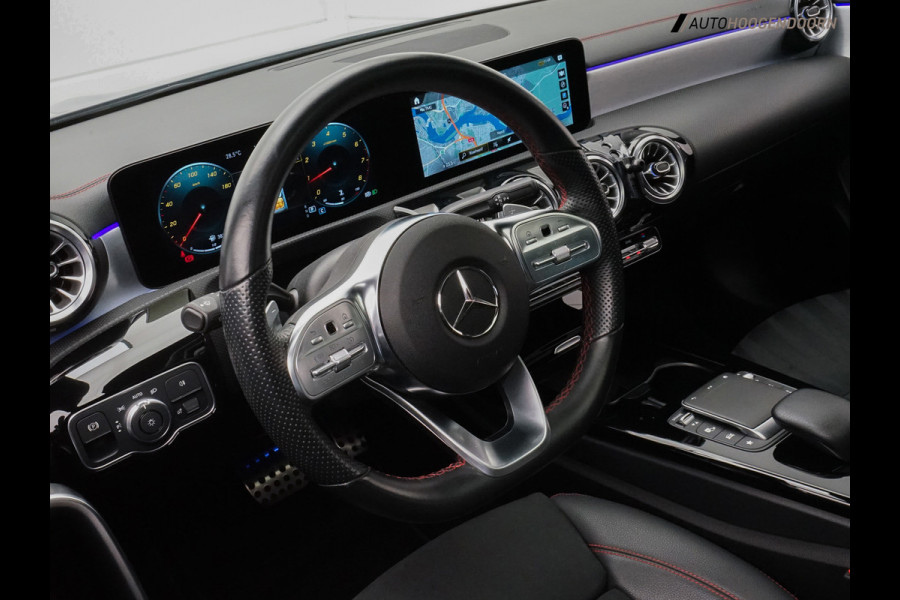Mercedes-Benz CLA-Klasse Shooting Brake 180 Business Solution AMG (PANORAMA-SCHUIFDAK,SFEERVERLICHTING,,ALCANTARA,STOELVERWARMING)