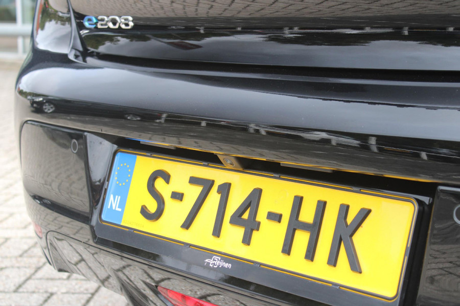 Peugeot e-208 EV GT 136PK 50 kWh | NAVIGATIE 10" TOUCHSCREEN | APPLE CARPLAY/ANDROID AUTO | PARKEERSENSOREN VOOR + ACHTER | ACHTERUITRIJ CAMERA | FULL LED KOPLAMPEN | 17" LICHTMETALEN VELGEN | CLIMATE CONTROL | CRUISE CONTROL | DAB+ RADIO | REGEN/LICHT SENSOR | SNELLAAD FUNCTIE | ALL SEASON BANDEN |