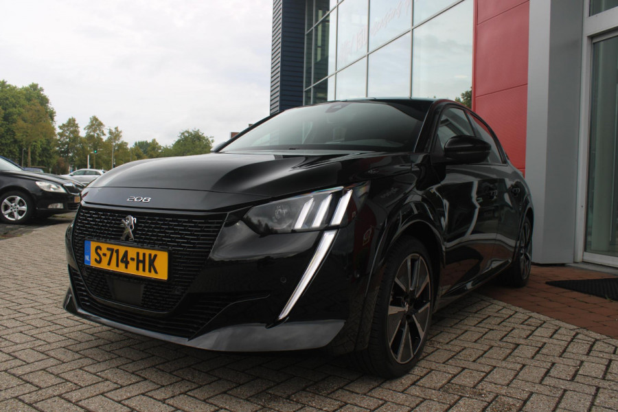 Peugeot e-208 EV GT 136PK 50 kWh | NAVIGATIE 10" TOUCHSCREEN | APPLE CARPLAY/ANDROID AUTO | PARKEERSENSOREN VOOR + ACHTER | ACHTERUITRIJ CAMERA | FULL LED KOPLAMPEN | 17" LICHTMETALEN VELGEN | CLIMATE CONTROL | CRUISE CONTROL | DAB+ RADIO | REGEN/LICHT SENSOR | SNELLAAD FUNCTIE | ALL SEASON BANDEN |