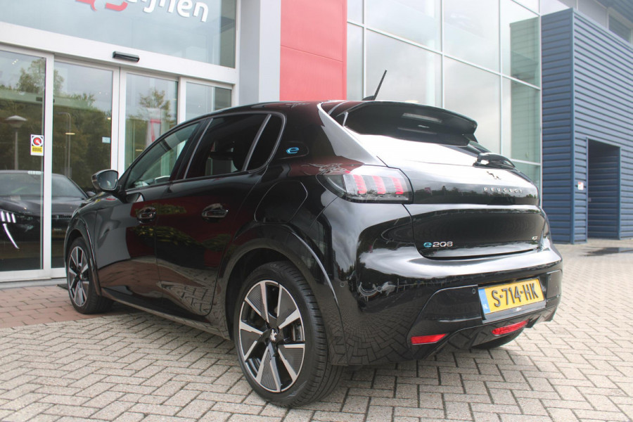 Peugeot e-208 EV GT 136PK 50 kWh | NAVIGATIE 10" TOUCHSCREEN | APPLE CARPLAY/ANDROID AUTO | PARKEERSENSOREN VOOR + ACHTER | ACHTERUITRIJ CAMERA | FULL LED KOPLAMPEN | 17" LICHTMETALEN VELGEN | CLIMATE CONTROL | CRUISE CONTROL | DAB+ RADIO | REGEN/LICHT SENSOR | SNELLAAD FUNCTIE | ALL SEASON BANDEN |