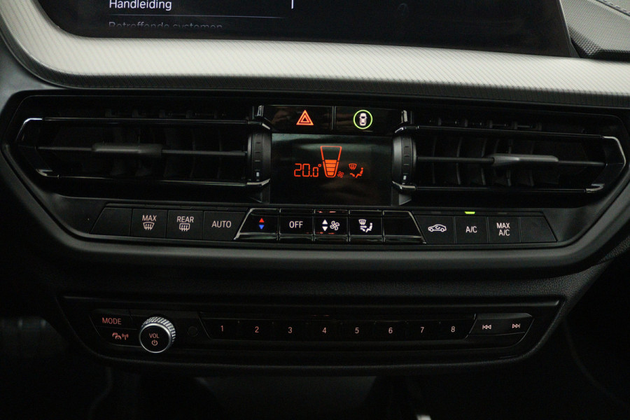 BMW 1-serie 118i (PANORAMADAK, PARKEERSENSOREN, NAVIGATIE, CRUISE CONTROL)