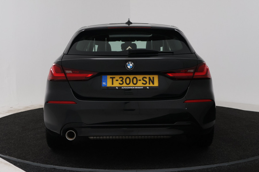 BMW 1-serie 118i (PANORAMADAK, PARKEERSENSOREN, NAVIGATIE, CRUISE CONTROL)