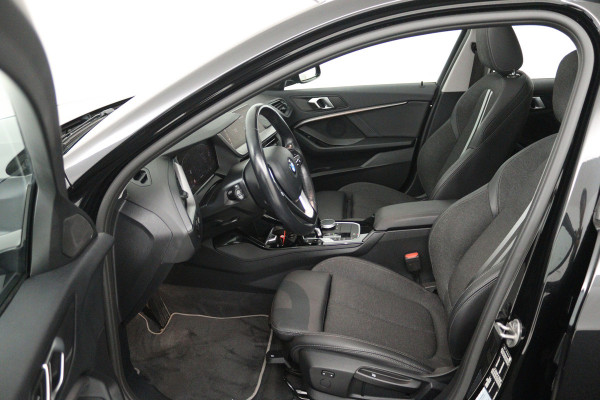 BMW 1-serie 118i (PANORAMADAK, PARKEERSENSOREN, NAVIGATIE, CRUISE CONTROL)