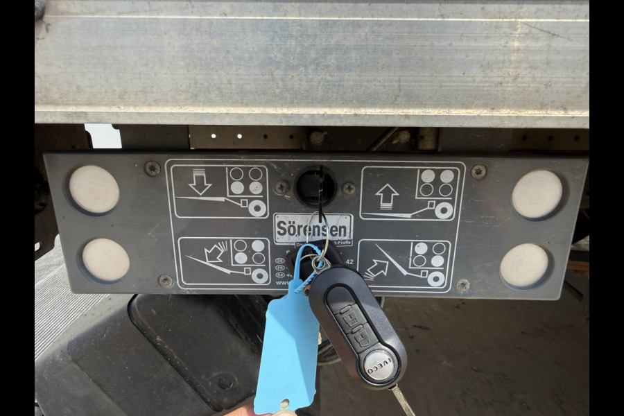 Iveco Daily 35C16 3.0 160PK Bakwagen Laadklep Zijdeur Camera Climate Control Bluetooth Meubelbak Koffer