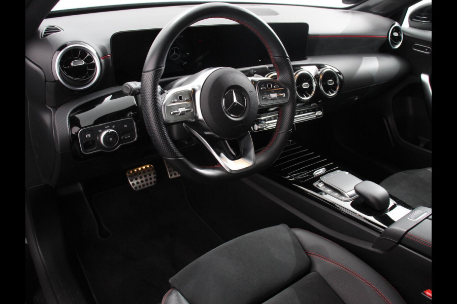 Mercedes-Benz A-Klasse 200 Automaat AMG Line Navigatie Climate Control Camera Virtual Cockpit Led Stoelverwarming Cruise control Parkeersensoren