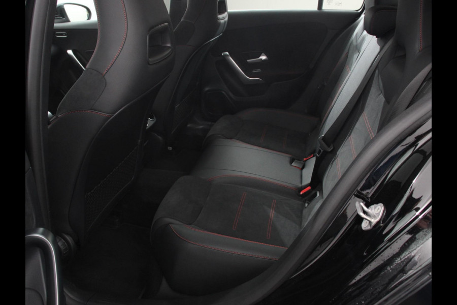 Mercedes-Benz A-Klasse 200 Automaat AMG Line Navigatie Climate Control Camera Virtual Cockpit Led Stoelverwarming Cruise control Parkeersensoren