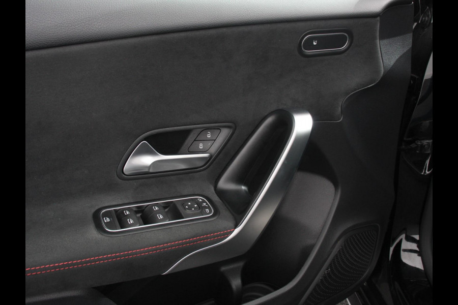 Mercedes-Benz A-Klasse 200 Automaat AMG Line Navigatie Climate Control Camera Virtual Cockpit Led Stoelverwarming Cruise control Parkeersensoren