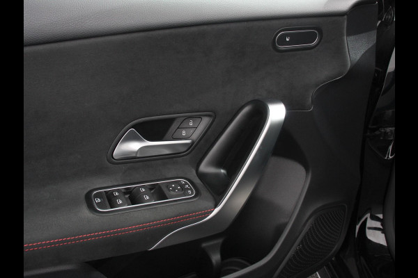 Mercedes-Benz A-Klasse 200 Automaat AMG Line Navigatie Climate Control Camera Virtual Cockpit Led Stoelverwarming Cruise control Parkeersensoren