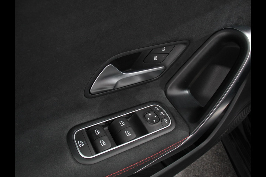 Mercedes-Benz A-Klasse 200 Automaat AMG Line Navigatie Climate Control Camera Virtual Cockpit Led Stoelverwarming Cruise control Parkeersensoren
