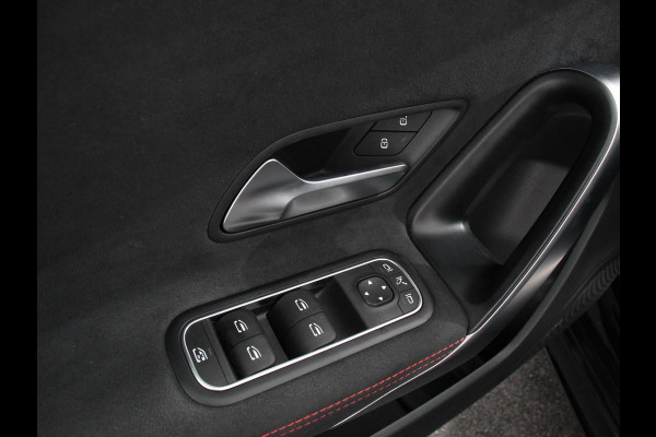 Mercedes-Benz A-Klasse 200 Automaat AMG Line Navigatie Climate Control Camera Virtual Cockpit Led Stoelverwarming Cruise control Parkeersensoren
