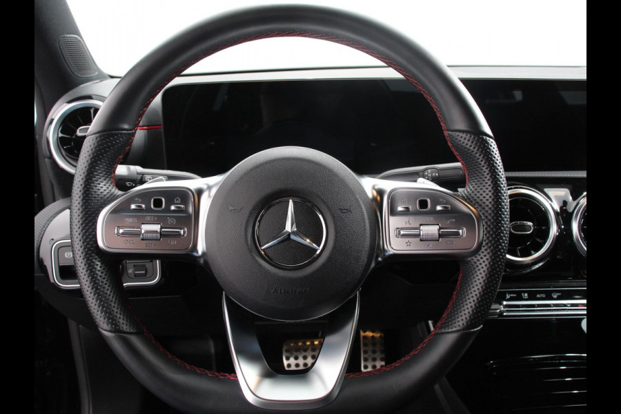 Mercedes-Benz A-Klasse 200 Automaat AMG Line Navigatie Climate Control Camera Virtual Cockpit Led Stoelverwarming Cruise control Parkeersensoren
