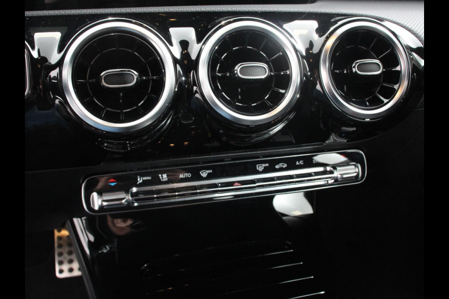 Mercedes-Benz A-Klasse 200 Automaat AMG Line Navigatie Climate Control Camera Virtual Cockpit Led Stoelverwarming Cruise control Parkeersensoren