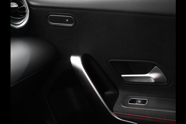 Mercedes-Benz A-Klasse 200 Automaat AMG Line Navigatie Climate Control Camera Virtual Cockpit Led Stoelverwarming Cruise control Parkeersensoren