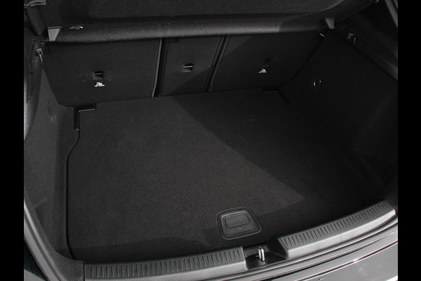 Mercedes-Benz A-Klasse 200 Automaat AMG Line Navigatie Climate Control Camera Virtual Cockpit Led Stoelverwarming Cruise control Parkeersensoren