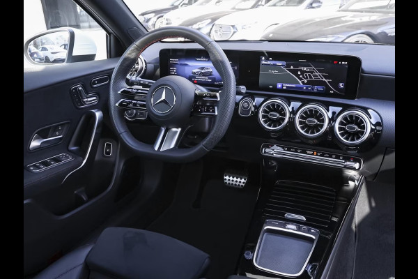 Mercedes-Benz A-Klasse 250e AMG ** NIGHT, MBUX+, PANO, MEMO, DISTR, 2-Zone CLIMA, 19-inch LMV,  ** 1e EIG - UNFALLFREI ** ** INFORMEER OOK NAAR ONZE AANTREKKELIJKE FINANCIAL-LEASE TARIEVEN **