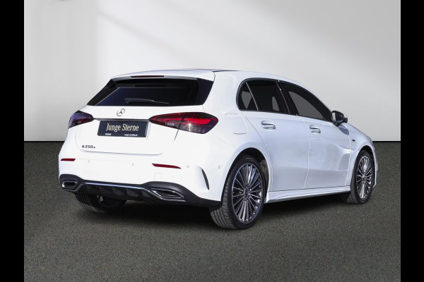 Mercedes-Benz A-Klasse 250e AMG ** NIGHT, MBUX+, PANO, MEMO, DISTR, 2-Zone CLIMA, 19-inch LMV,  ** 1e EIG - UNFALLFREI ** ** INFORMEER OOK NAAR ONZE AANTREKKELIJKE FINANCIAL-LEASE TARIEVEN **