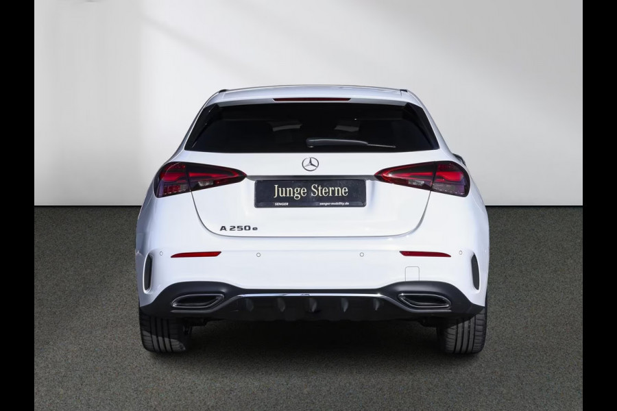 Mercedes-Benz A-Klasse 250e AMG ** NIGHT, MBUX+, PANO, MEMO, DISTR, 2-Zone CLIMA, 19-inch LMV,  ** 1e EIG - UNFALLFREI ** ** INFORMEER OOK NAAR ONZE AANTREKKELIJKE FINANCIAL-LEASE TARIEVEN **