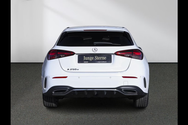 Mercedes-Benz A-Klasse 250e AMG ** NIGHT, MBUX+, PANO, MEMO, DISTR, 2-Zone CLIMA, 19-inch LMV,  ** 1e EIG - UNFALLFREI ** ** INFORMEER OOK NAAR ONZE AANTREKKELIJKE FINANCIAL-LEASE TARIEVEN **
