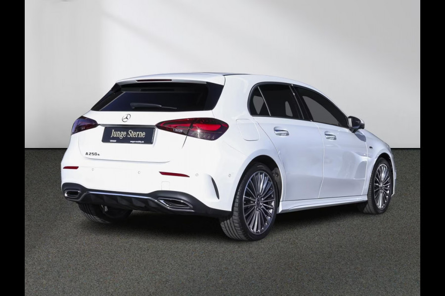 Mercedes-Benz A-Klasse 250e AMG ** NIGHT, MBUX+, PANO, MEMO, DISTR, 2-Zone CLIMA, 19-inch LMV,  ** 1e EIG - UNFALLFREI ** ** INFORMEER OOK NAAR ONZE AANTREKKELIJKE FINANCIAL-LEASE TARIEVEN **