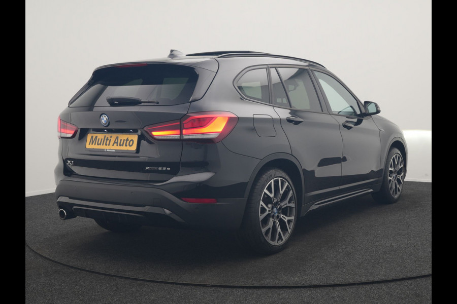 BMW X1 xDrive25e Sportline PHEV 221pk Dealer O.H | Trekhaak Afn. | Panodak | Camera | Head Up | Sportstoelen & Stuur Verwarmd | Cruise Control | Sfeerverlichting | Navigatie | Virtual | DAB | 19"L.M | Plug In Hybrid |