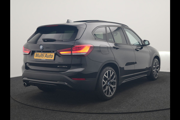 BMW X1 xDrive25e Sportline PHEV 221pk Dealer O.H | Trekhaak Afn. | Panodak | Camera | Head Up | Sportstoelen & Stuur Verwarmd | Cruise Control | Sfeerverlichting | Navigatie | Virtual | DAB | 19"L.M | Plug In Hybrid |