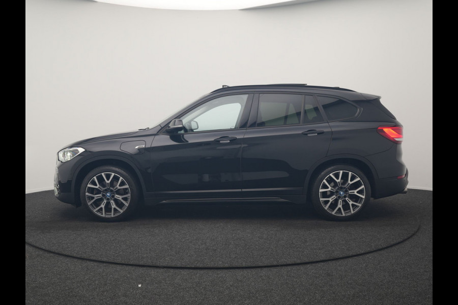 BMW X1 xDrive25e Sportline PHEV 221pk Dealer O.H | Trekhaak Afn. | Panodak | Camera | Head Up | Sportstoelen & Stuur Verwarmd | Cruise Control | Sfeerverlichting | Navigatie | Virtual | DAB | 19"L.M | Plug In Hybrid |