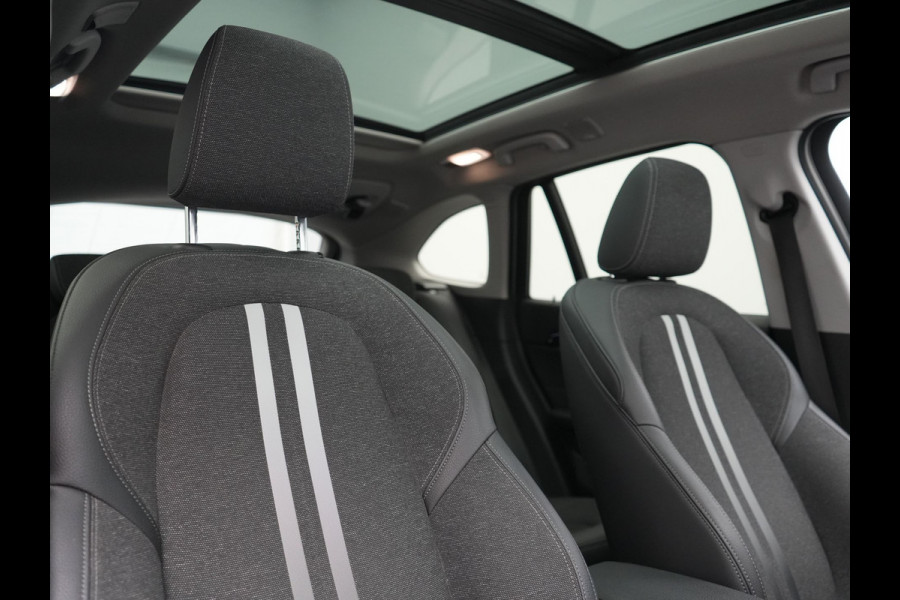 BMW X1 xDrive25e Sportline PHEV 221pk Dealer O.H | Trekhaak Afn. | Panodak | Camera | Head Up | Sportstoelen & Stuur Verwarmd | Cruise Control | Sfeerverlichting | Navigatie | Virtual | DAB | 19"L.M | Plug In Hybrid |