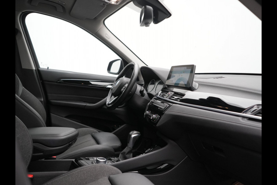 BMW X1 xDrive25e Sportline PHEV 221pk Dealer O.H | Trekhaak Afn. | Panodak | Camera | Head Up | Sportstoelen & Stuur Verwarmd | Cruise Control | Sfeerverlichting | Navigatie | Virtual | DAB | 19"L.M | Plug In Hybrid |