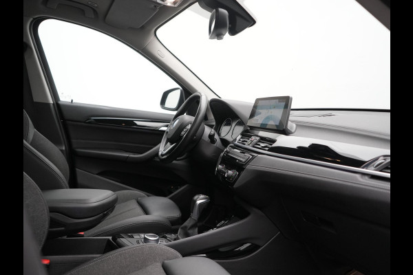 BMW X1 xDrive25e Sportline PHEV 221pk Dealer O.H | Trekhaak Afn. | Panodak | Camera | Head Up | Sportstoelen & Stuur Verwarmd | Cruise Control | Sfeerverlichting | Navigatie | Virtual | DAB | 19"L.M | Plug In Hybrid |
