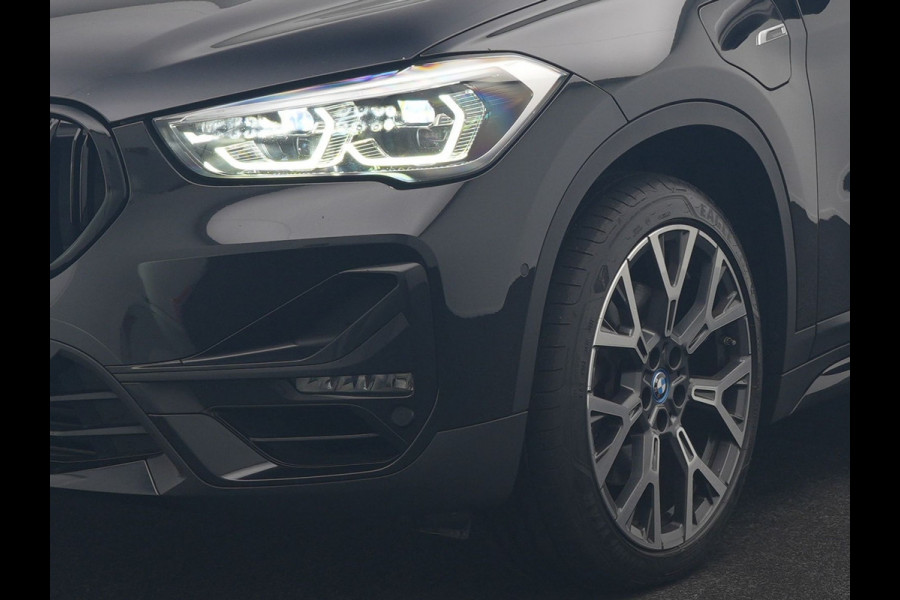 BMW X1 xDrive25e Sportline PHEV 221pk Dealer O.H | Trekhaak Afn. | Panodak | Camera | Head Up | Sportstoelen & Stuur Verwarmd | Cruise Control | Sfeerverlichting | Navigatie | Virtual | DAB | 19"L.M | Plug In Hybrid |
