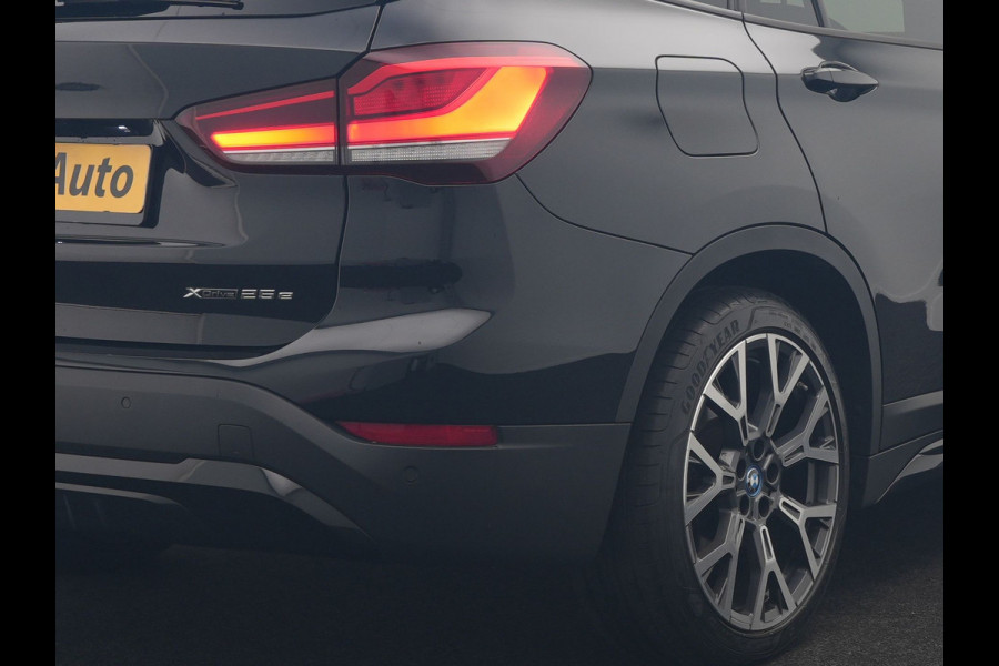 BMW X1 xDrive25e Sportline PHEV 221pk Dealer O.H | Trekhaak Afn. | Panodak | Camera | Head Up | Sportstoelen & Stuur Verwarmd | Cruise Control | Sfeerverlichting | Navigatie | Virtual | DAB | 19"L.M | Plug In Hybrid |