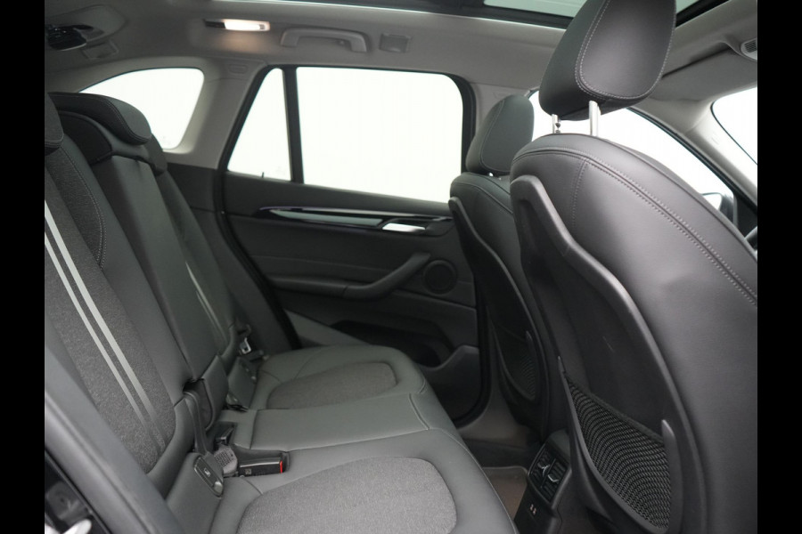 BMW X1 xDrive25e Sportline PHEV 221pk Dealer O.H | Trekhaak Afn. | Panodak | Camera | Head Up | Sportstoelen & Stuur Verwarmd | Cruise Control | Sfeerverlichting | Navigatie | Virtual | DAB | 19"L.M | Plug In Hybrid |