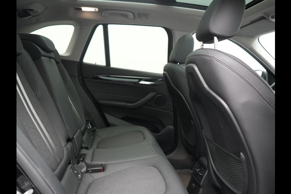 BMW X1 xDrive25e Sportline PHEV 221pk Dealer O.H | Trekhaak Afn. | Panodak | Camera | Head Up | Sportstoelen & Stuur Verwarmd | Cruise Control | Sfeerverlichting | Navigatie | Virtual | DAB | 19"L.M | Plug In Hybrid |