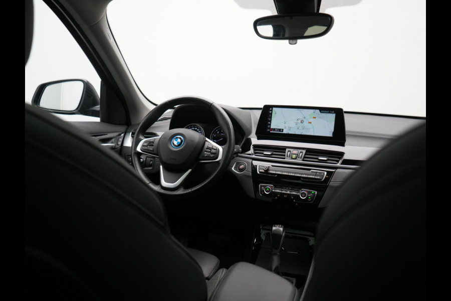 BMW X1 xDrive25e Sportline PHEV 221pk Dealer O.H | Trekhaak Afn. | Panodak | Camera | Head Up | Sportstoelen & Stuur Verwarmd | Cruise Control | Sfeerverlichting | Navigatie | Virtual | DAB | 19"L.M | Plug In Hybrid |