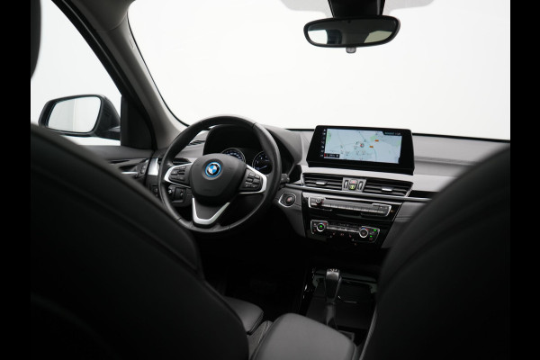 BMW X1 xDrive25e Sportline PHEV 221pk Dealer O.H | Trekhaak Afn. | Panodak | Camera | Head Up | Sportstoelen & Stuur Verwarmd | Cruise Control | Sfeerverlichting | Navigatie | Virtual | DAB | 19"L.M | Plug In Hybrid |