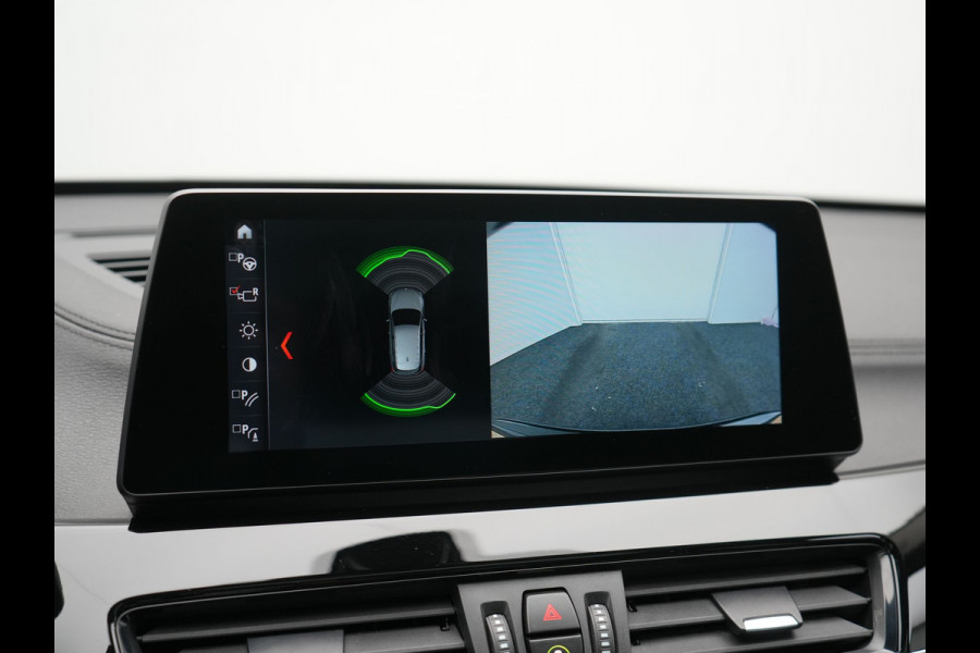 BMW X1 xDrive25e Sportline PHEV 221pk Dealer O.H | Trekhaak Afn. | Panodak | Camera | Head Up | Sportstoelen & Stuur Verwarmd | Cruise Control | Sfeerverlichting | Navigatie | Virtual | DAB | 19"L.M | Plug In Hybrid |