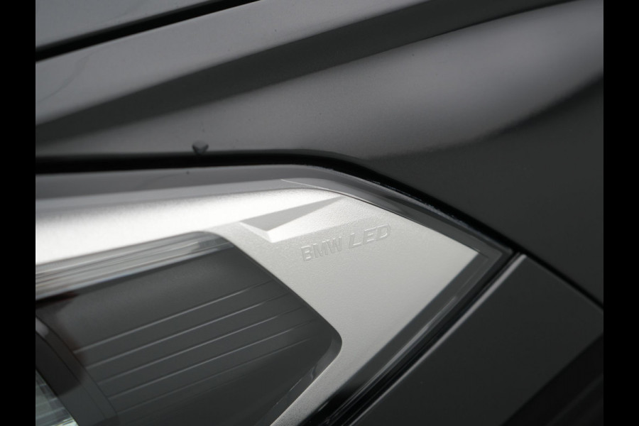 BMW X1 xDrive25e Sportline PHEV 221pk Dealer O.H | Trekhaak Afn. | Panodak | Camera | Head Up | Sportstoelen & Stuur Verwarmd | Cruise Control | Sfeerverlichting | Navigatie | Virtual | DAB | 19"L.M | Plug In Hybrid |