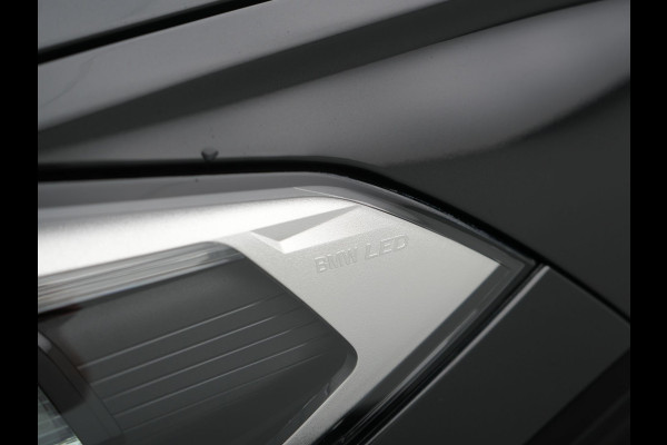 BMW X1 xDrive25e Sportline PHEV 221pk Dealer O.H | Trekhaak Afn. | Panodak | Camera | Head Up | Sportstoelen & Stuur Verwarmd | Cruise Control | Sfeerverlichting | Navigatie | Virtual | DAB | 19"L.M | Plug In Hybrid |