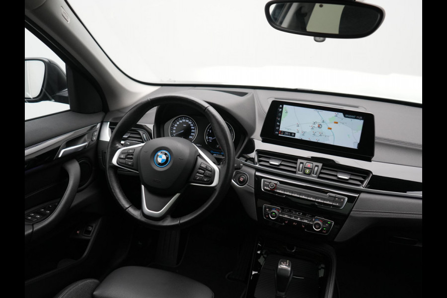 BMW X1 xDrive25e Sportline PHEV 221pk Dealer O.H | Trekhaak Afn. | Panodak | Camera | Head Up | Sportstoelen & Stuur Verwarmd | Cruise Control | Sfeerverlichting | Navigatie | Virtual | DAB | 19"L.M | Plug In Hybrid |