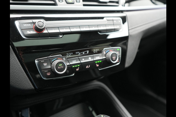 BMW X1 xDrive25e Sportline PHEV 221pk Dealer O.H | Trekhaak Afn. | Panodak | Camera | Head Up | Sportstoelen & Stuur Verwarmd | Cruise Control | Sfeerverlichting | Navigatie | Virtual | DAB | 19"L.M | Plug In Hybrid |